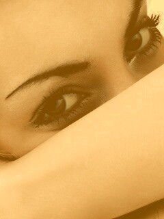 Девушка прикрыла лицо рукой обои