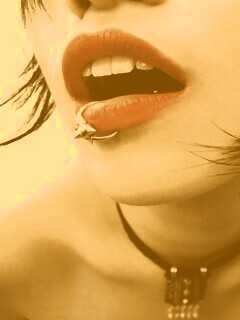 Девушка с кольцом обои