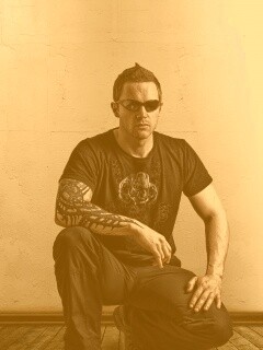 Парень с татуировкой обои