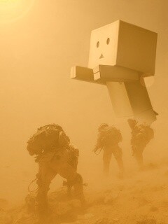 Картонный человек среди солдат обои