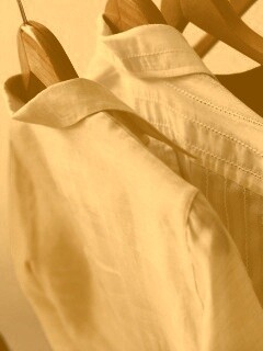 Вещи на вешалке обои