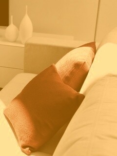 Подушки на диване обои