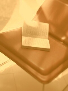 Книга на стуле обои