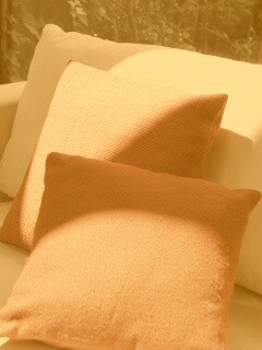 Красные подушки обои