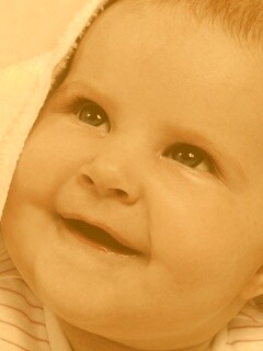 Малыш под полотенцем обои