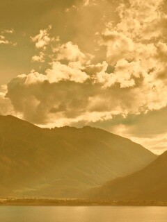 Свет на склонах гор обои