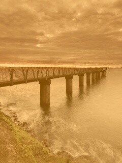 Уходящий в даль причал обои