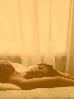 Алиса Милано на кровати обои