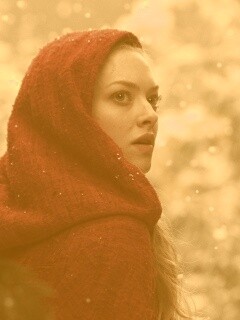 Amanda Seyfried in Red Riding Hood обои