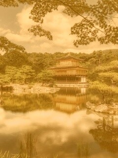Японский домик на берегу озера обои