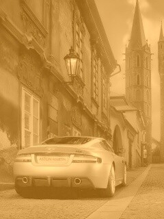 Aston Martin в старинном городе обои