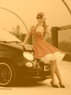 Черный фиат и девушка обои