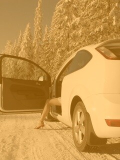 Девушка выходит из Ford Focus обои