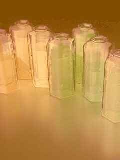 Баночки с цветными жидкостями обои