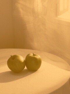 Яблоки на столе перед окном обои