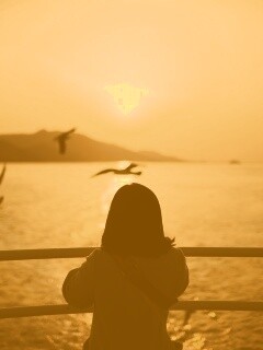 Девочка глядит на озеро обои