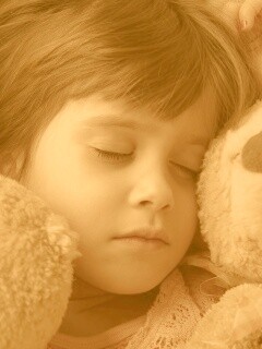 Девочка спит с мишками в обнимку обои