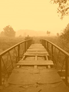 Старый мост на черно-белом фото обои