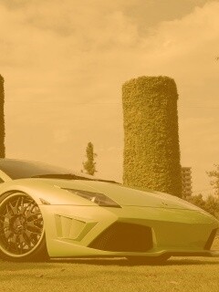 Зелёный Ламборджини на траве обои