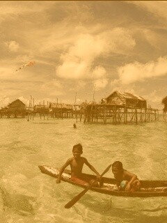 Дети в лодке у поселения туземцев обои