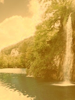 Водопад у реки обои