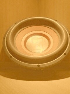 Сабвуфер в углу обои