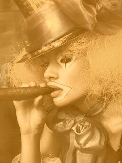 Девушка клоун курит сигару обои