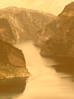 Лодка на реке среди высоких гор обои