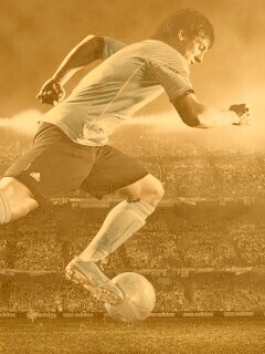 Футболист с мячом обои