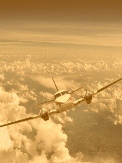 Самолет над облаками обои