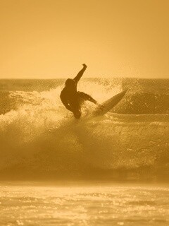 Сёрфер поймал волну обои