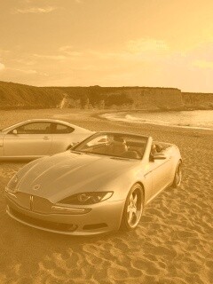 Два спорткара на берегу моря обои