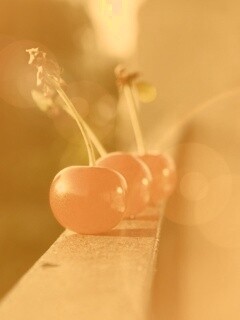 Вишенки на перилах обои