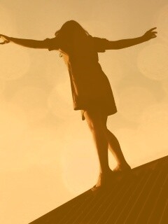 Девушка на крутой крыше обои