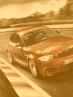 Гонщик за рулем BMW M1 обои