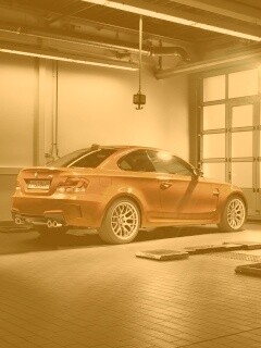 Гонщик и BMW M1 в гараже обои