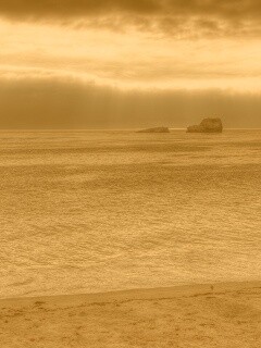 Пляж на фоне светящегосы неба обои