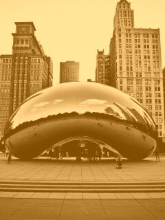 Отражение города в зеркальном монументе обои