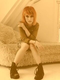 Рыжая в комнате обои