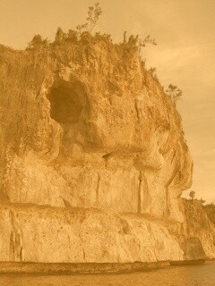 Пещера в скале над морем обои