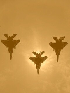 Ряд истрибителей на фоне солнца обои