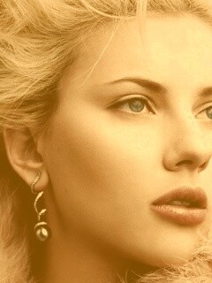 Скарлет Йохансон со змеиными серьгами обои