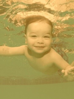 Маленький пловец обои