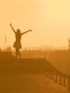 Девушка на крыше обои