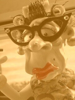 Курящая старушка обои