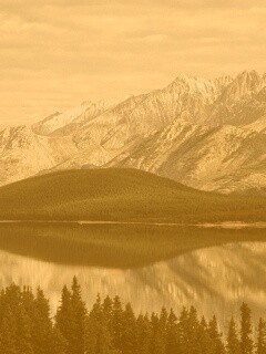 Озеро в предгорье обои