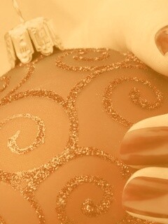 Елочная игрушка в руке обои