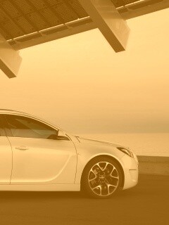 Белый седан под крышей обои