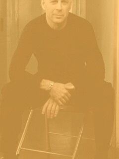 Брюс Уиллис на раскладном стуле обои