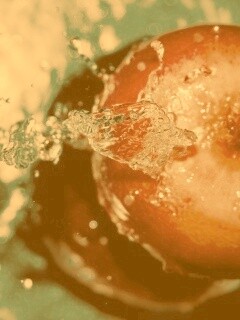 Брызги на яблоке обои